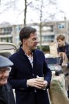 Amsterdam 2 maart 2017
Mark Ruute in gesprek met mensen bij winkelcentrum het gelderlandplein. Er was ook politie aanwezig.