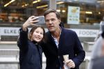 Amsterdam 2 maart 2017
Mark Ruute in gesprek met mensen bij winkelcentrum het gelderlandplein. Er was ook politie aanwezig.