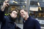 Amsterdam 2 maart 2017
Mark Ruute in gesprek met mensen bij winkelcentrum het gelderlandplein. Er was ook politie aanwezig.
