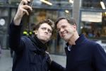 Amsterdam 2 maart 2017
Mark Ruute in gesprek met mensen bij winkelcentrum het gelderlandplein. Er was ook politie aanwezig.