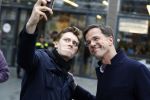 Amsterdam 2 maart 2017
Mark Ruute in gesprek met mensen bij winkelcentrum het gelderlandplein. Er was ook politie aanwezig.