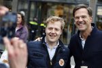 Amsterdam 2 maart 2017
Mark Ruute in gesprek met mensen bij winkelcentrum het gelderlandplein. Er was ook politie aanwezig.