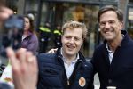 Amsterdam 2 maart 2017
Mark Ruute in gesprek met mensen bij winkelcentrum het gelderlandplein. Er was ook politie aanwezig.