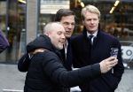 Amsterdam 2 maart 2017
Mark Ruute in gesprek met mensen bij winkelcentrum het gelderlandplein. Er was ook politie aanwezig.