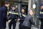 Amsterdam 2 maart 2017
Mark Ruute in gesprek met mensen bij winkelcentrum het gelderlandplein. Er was ook politie aanwezig.