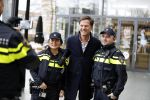 Amsterdam 2 maart 2017
Mark Ruute in gesprek met mensen bij winkelcentrum het gelderlandplein. Er was ook politie aanwezig.