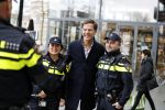 Amsterdam 2 maart 2017
Mark Ruute in gesprek met mensen bij winkelcentrum het gelderlandplein. Er was ook politie aanwezig.