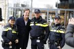 Amsterdam 2 maart 2017
Mark Ruute in gesprek met mensen bij winkelcentrum het gelderlandplein. Er was ook politie aanwezig.