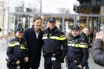 Amsterdam 2 maart 2017
Mark Ruute in gesprek met mensen bij winkelcentrum het gelderlandplein. Er was ook politie aanwezig.