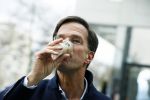 Amsterdam 2 maart 2017
Mark Ruute in gesprek met mensen bij winkelcentrum het gelderlandplein. Er was ook politie aanwezig.