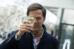 Amsterdam 2 maart 2017
Mark Ruute in gesprek met mensen bij winkelcentrum het gelderlandplein. Er was ook politie aanwezig.
