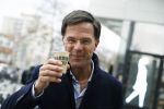 Amsterdam 2 maart 2017
Mark Ruute in gesprek met mensen bij winkelcentrum het gelderlandplein. Er was ook politie aanwezig.