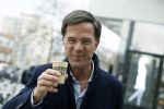 Amsterdam 2 maart 2017
Mark Ruute in gesprek met mensen bij winkelcentrum het gelderlandplein. Er was ook politie aanwezig.