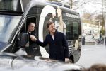 Amsterdam 2 maart 2017
Mark Ruute in gesprek met mensen bij winkelcentrum het gelderlandplein. Er was ook politie aanwezig.