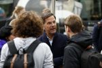 Amsterdam 2 maart 2017
Mark Ruute in gesprek met mensen bij winkelcentrum het gelderlandplein. Er was ook politie aanwezig.
