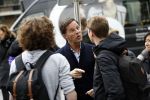 Amsterdam 2 maart 2017
Mark Ruute in gesprek met mensen bij winkelcentrum het gelderlandplein. Er was ook politie aanwezig.