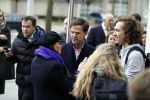 Amsterdam 2 maart 2017
Mark Ruute in gesprek met mensen bij winkelcentrum het gelderlandplein. Er was ook politie aanwezig.