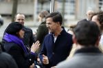 Amsterdam 2 maart 2017
Mark Ruute in gesprek met mensen bij winkelcentrum het gelderlandplein. Er was ook politie aanwezig.