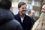 Amsterdam 2 maart 2017
Mark Ruute in gesprek met mensen bij winkelcentrum het gelderlandplein. Er was ook politie aanwezig.