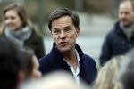 Amsterdam 2 maart 2017
Mark Ruute in gesprek met mensen bij winkelcentrum het gelderlandplein. Er was ook politie aanwezig.
