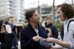 Amsterdam 2 maart 2017
Mark Ruute in gesprek met mensen bij winkelcentrum het gelderlandplein. Er was ook politie aanwezig.
