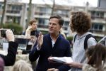 Amsterdam 2 maart 2017
Mark Ruute in gesprek met mensen bij winkelcentrum het gelderlandplein. Er was ook politie aanwezig.