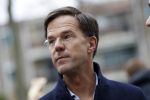 Amsterdam 2 maart 2017
Mark Ruute in gesprek met mensen bij winkelcentrum het gelderlandplein. Er was ook politie aanwezig.