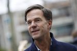Amsterdam 2 maart 2017
Mark Ruute in gesprek met mensen bij winkelcentrum het gelderlandplein. Er was ook politie aanwezig.