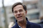 Amsterdam 2 maart 2017
Mark Ruute in gesprek met mensen bij winkelcentrum het gelderlandplein. Er was ook politie aanwezig.