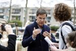 Amsterdam 2 maart 2017
Mark Ruute in gesprek met mensen bij winkelcentrum het gelderlandplein. Er was ook politie aanwezig.
