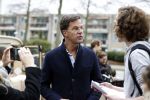 Amsterdam 2 maart 2017
Mark Ruute in gesprek met mensen bij winkelcentrum het gelderlandplein. Er was ook politie aanwezig.