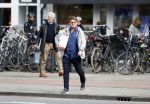Amsterdam 26 maart 2017 
Martijn Krabbe en zij vriendin Noi Pakon doen boodschappen op de verjaardag van Martijn.