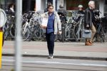Amsterdam 26 maart 2017 
Martijn Krabbe en zij vriendin Noi Pakon doen boodschappen op de verjaardag van Martijn.
