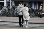 Amsterdam 26 maart 2017 
Martijn Krabbe en zij vriendin Noi Pakon doen boodschappen op de verjaardag van Martijn.