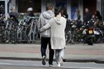 Amsterdam 26 maart 2017 
Martijn Krabbe en zij vriendin Noi Pakon doen boodschappen op de verjaardag van Martijn.