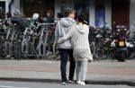 Amsterdam 26 maart 2017 
Martijn Krabbe en zij vriendin Noi Pakon doen boodschappen op de verjaardag van Martijn.