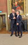 Den Haag Amsterdam 27- 30 maart 2017
Koning Willem Alexander en Koningin Maxima ontvangen de president van Argentinie Mauricio Macri en zijn vrouw Juliana Awada. Mauricio Macri met nederlandse beveiligingsman