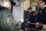 Amsterdam  18 maart 2017
Max Verstappen fans trotseren de regen en komen naar een fandag bij Hornbach