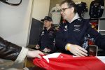 Amsterdam  18 maart 2017
Max Verstappen fans trotseren de regen en komen naar een fandag bij Hornbach