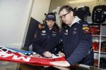 Amsterdam  18 maart 2017
Max Verstappen fans trotseren de regen en komen naar een fandag bij Hornbach