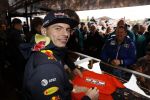 Amsterdam  18 maart 2017
Max Verstappen fans trotseren de regen en komen naar een fandag bij Hornbach