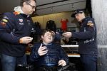 Amsterdam  18 maart 2017
Max Verstappen fans trotseren de regen en komen naar een fandag bij Hornbach
