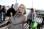 Volendam 25 maart 2017 
Monique Smit maakt Volendam schoon . Haar vriend  Martijn en zoon Noah zijn erbij