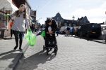 Volendam 25 maart 2017 
Monique Smit maakt Volendam schoon . Haar vriend  Martijn en zoon Noah zijn erbij