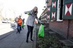 Volendam 25 maart 2017 
Monique Smit maakt Volendam schoon . Haar vriend  Martijn en zoon Noah zijn erbij