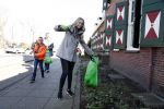 Volendam 25 maart 2017 
Monique Smit maakt Volendam schoon . Haar vriend  Martijn en zoon Noah zijn erbij