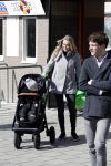 Volendam 25 maart 2017 
Monique Smit maakt Volendam schoon . Haar vriend  Martijn en zoon Noah zijn erbij