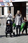 Volendam 25 maart 2017 
Monique Smit maakt Volendam schoon . Haar vriend  Martijn en zoon Noah zijn erbij