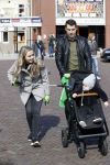 Volendam 25 maart 2017 
Monique Smit maakt Volendam schoon . Haar vriend  Martijn en zoon Noah zijn erbij