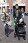 Volendam 25 maart 2017 
Monique Smit maakt Volendam schoon . Haar vriend  Martijn en zoon Noah zijn erbij